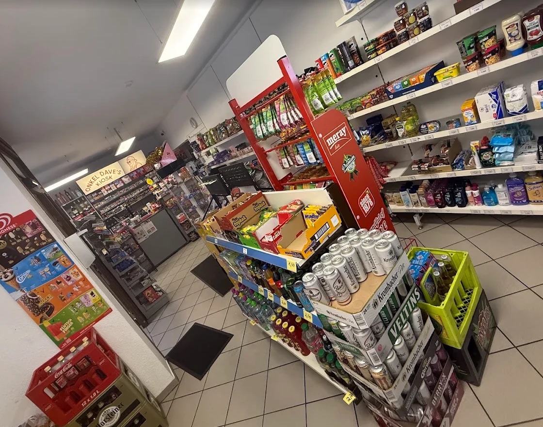 Getränkeregal mit Dosen, Flaschen und Bierkisten im Laden