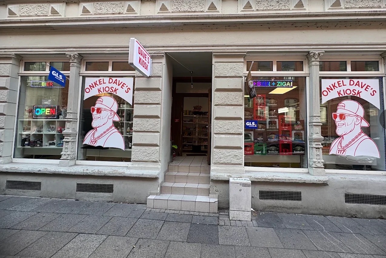 Ladenfront von Dave's Kiosk mit den Onkel-Dave-Motiven in den Schaufenstern