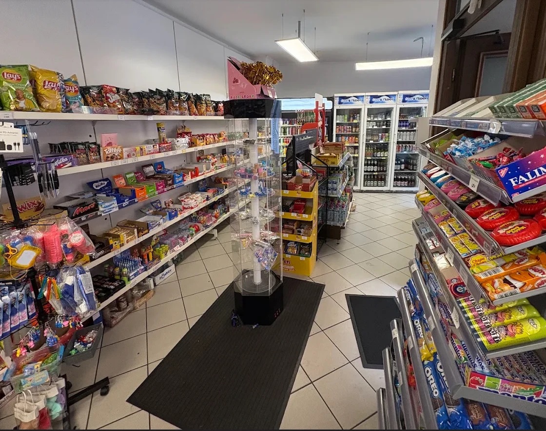 Regale voller Süßigkeiten, Chips und Kaugummi